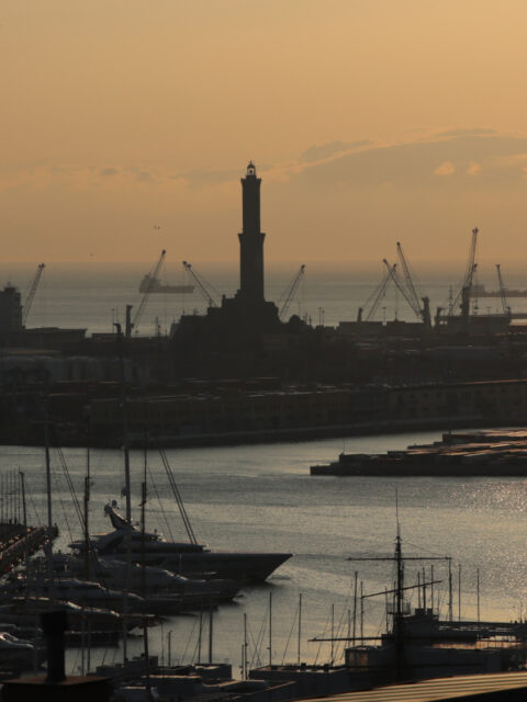 La Lanterna di Genova al tramonto in controluce
