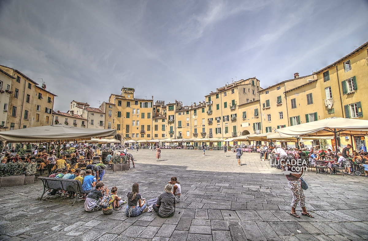Piazza Anfiteatro a Lucca: come nasce una delle piazze più belle della  Toscana