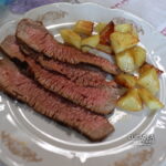 Un bel piatto di roast-beef con patate