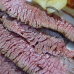 Un bel piatto di roast-beef con patate