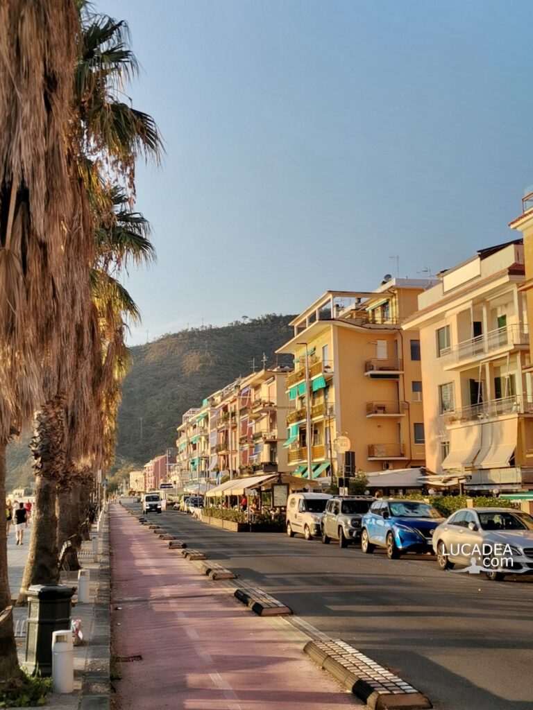 Lungomare Giovanni Descalzo, la passeggiata a mare, a Sestri Levante