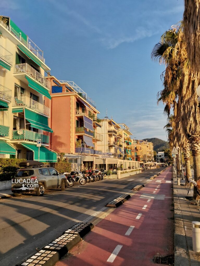 Lungomare Giovanni Descalzo, la passeggiata a mare, a Sestri Levante