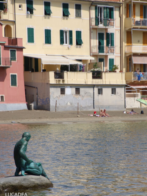 La statua del Pescatore in Baia del Silenzio fotografata il 13 luglio 2023