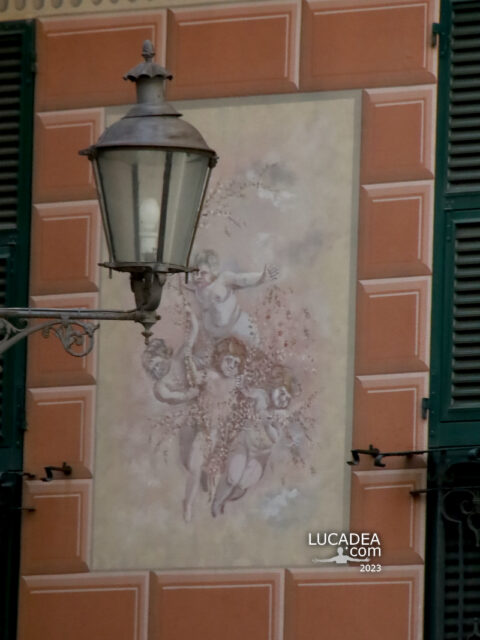 Le decorazioni su un palazzo in via Giuseppe Raggio a Chiavari