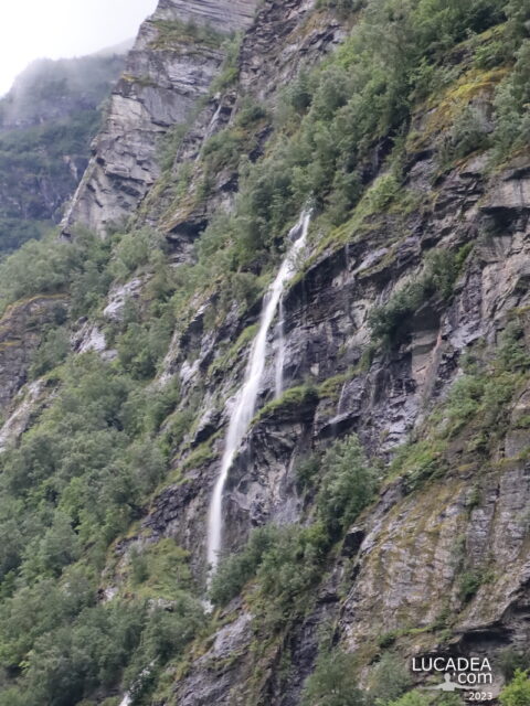 Alcune cascate ammirate navigando attraverso il Geirangerfjord