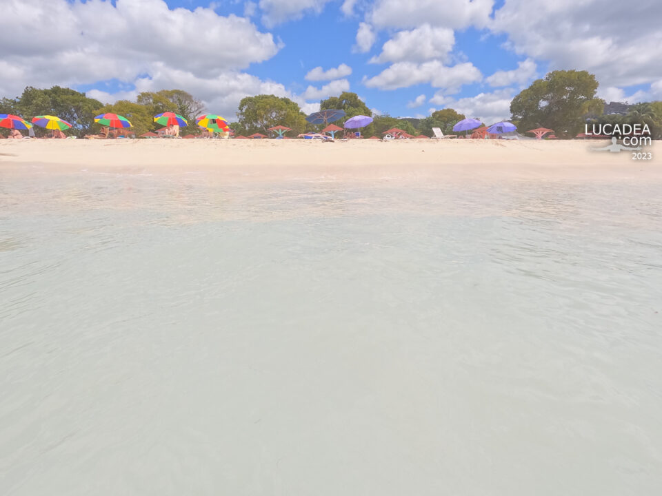 Mare da sogno: Jolly Beach nell'isola di Antigua