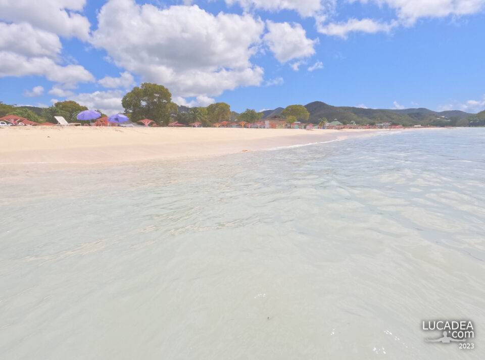 Mare da sogno: Jolly Beach nell'isola di Antigua