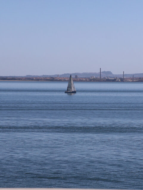 Una barchetta sul fiume Tago a Lisbona