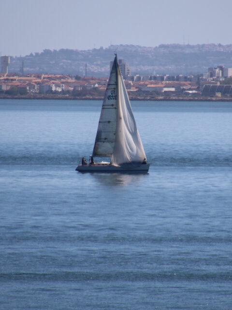 Una barchetta sul fiume Tago a Lisbona