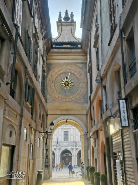 L'orologio Astronomico in piazza della Loggia a Brescia
