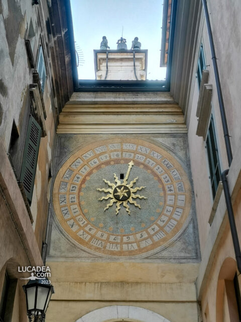 L'orologio Astronomico in piazza della Loggia a Brescia