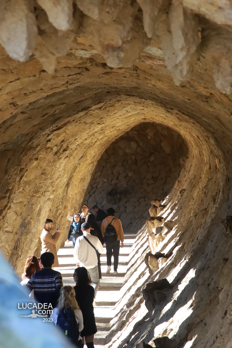 Una delle gallerie del Parco Guell a Barcellona