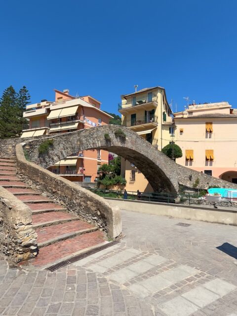 L'antico ponte simbolo del borgo di Bogliasco in Liguria