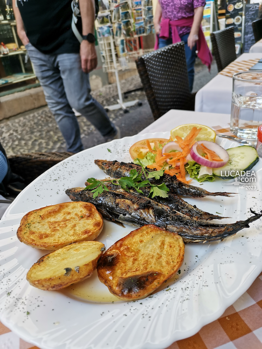 Sardine alla griglia in un ristorantino di Funchal