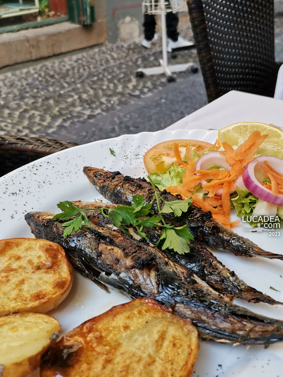 Sardine alla griglia in un ristorantino di Funchal