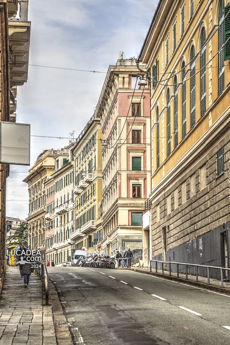 La salita e le case di via Serra a Genova