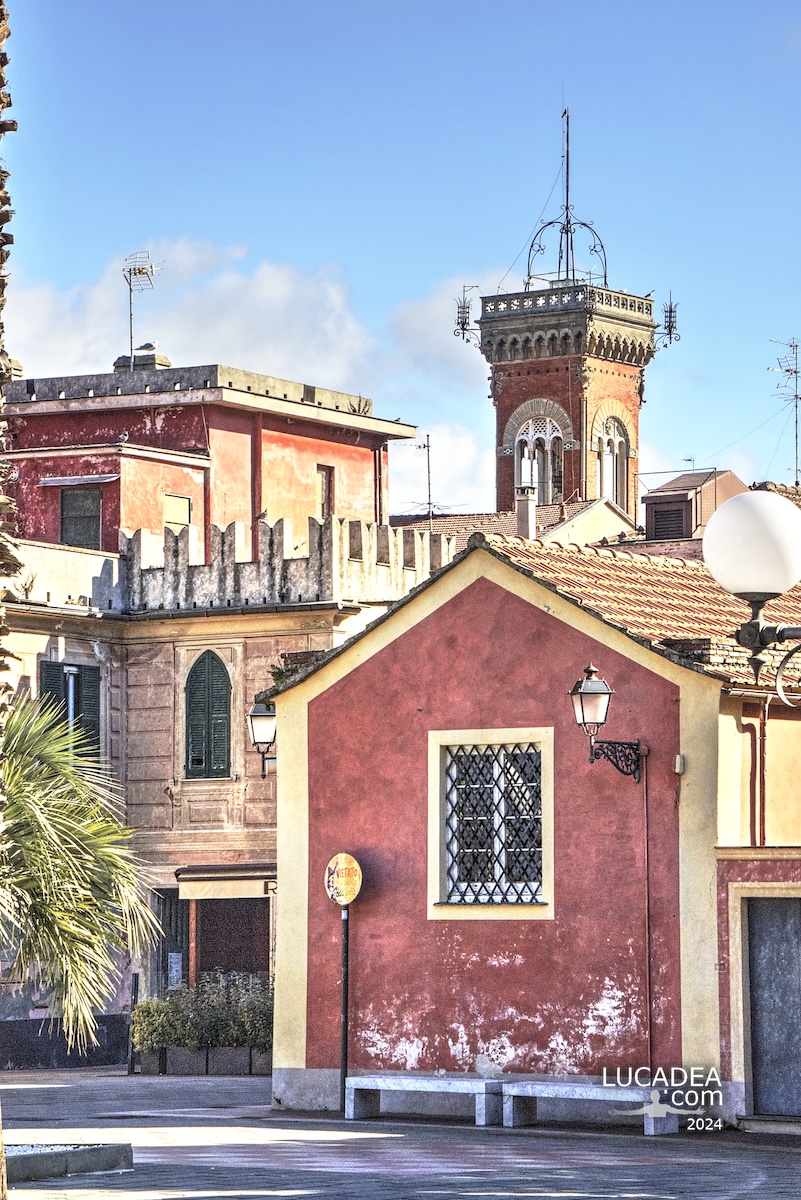 La torre di Palazzo Fascie-Rossi da piazza Bo a Sestri Levante