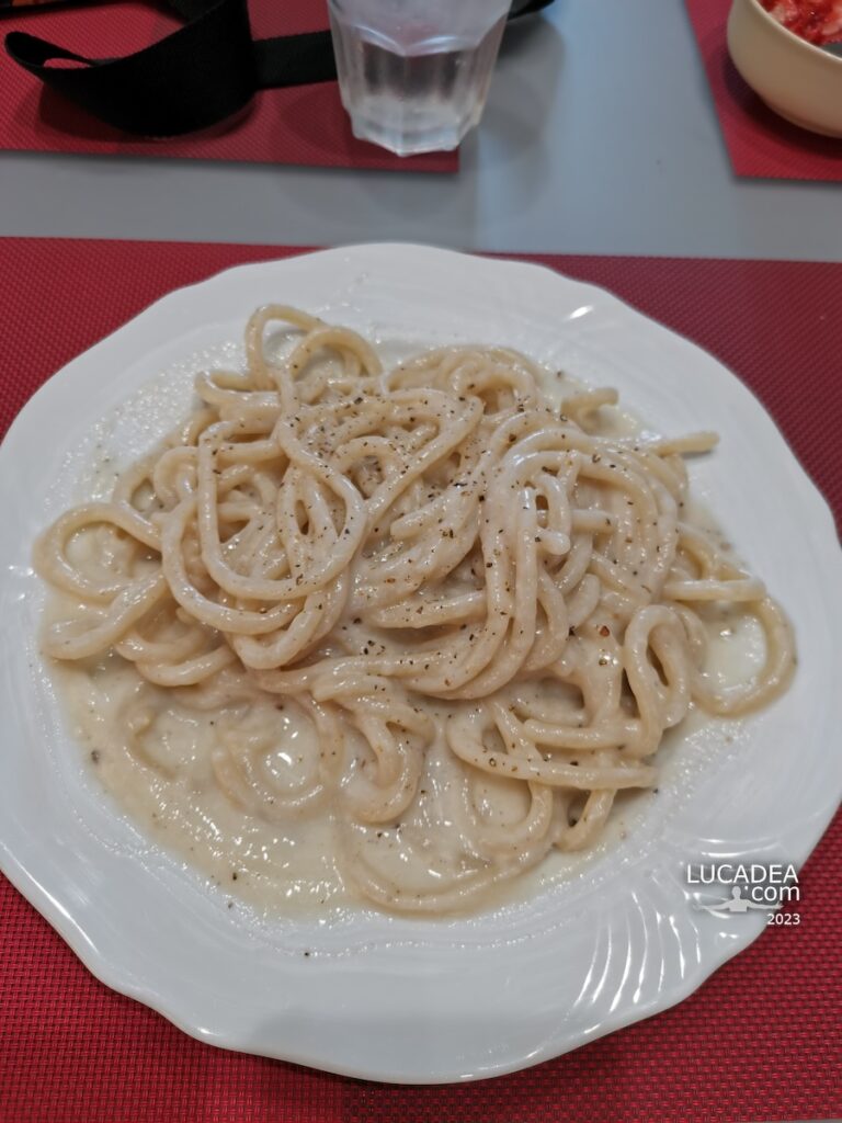 Un piatto di tonnarelli cacio e pepe fatto a casa