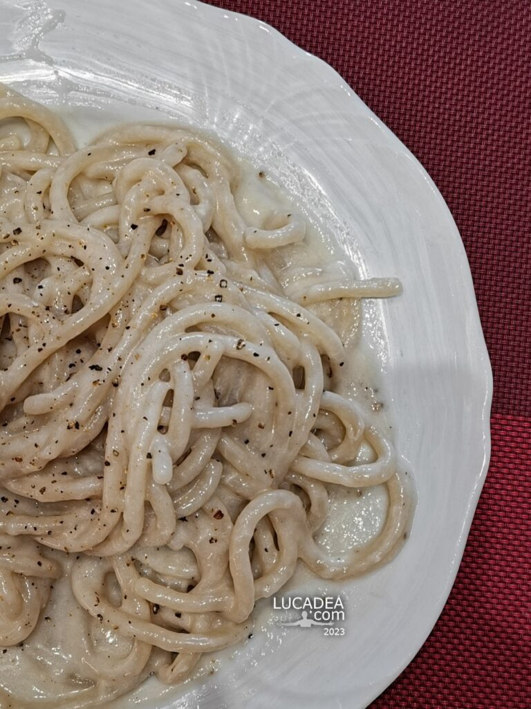 Un piatto di tonnarelli cacio e pepe fatto a casa