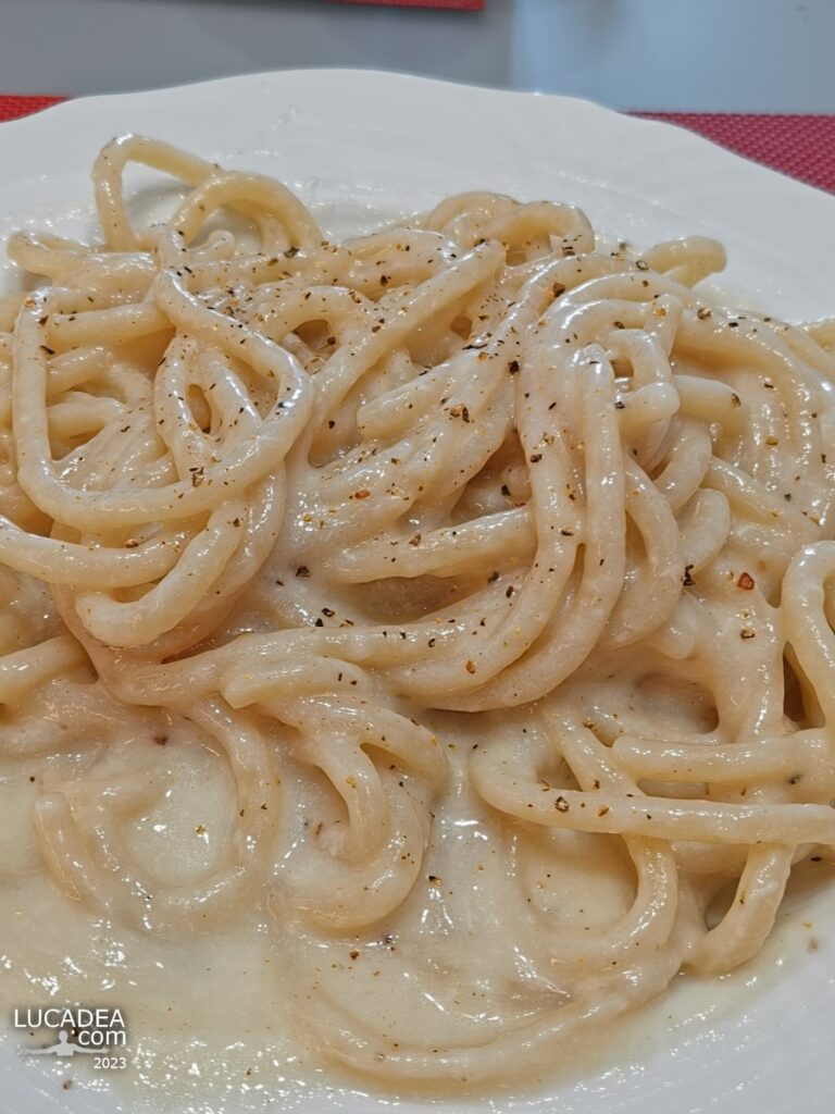 Un piatto di tonnarelli cacio e pepe fatto a casa