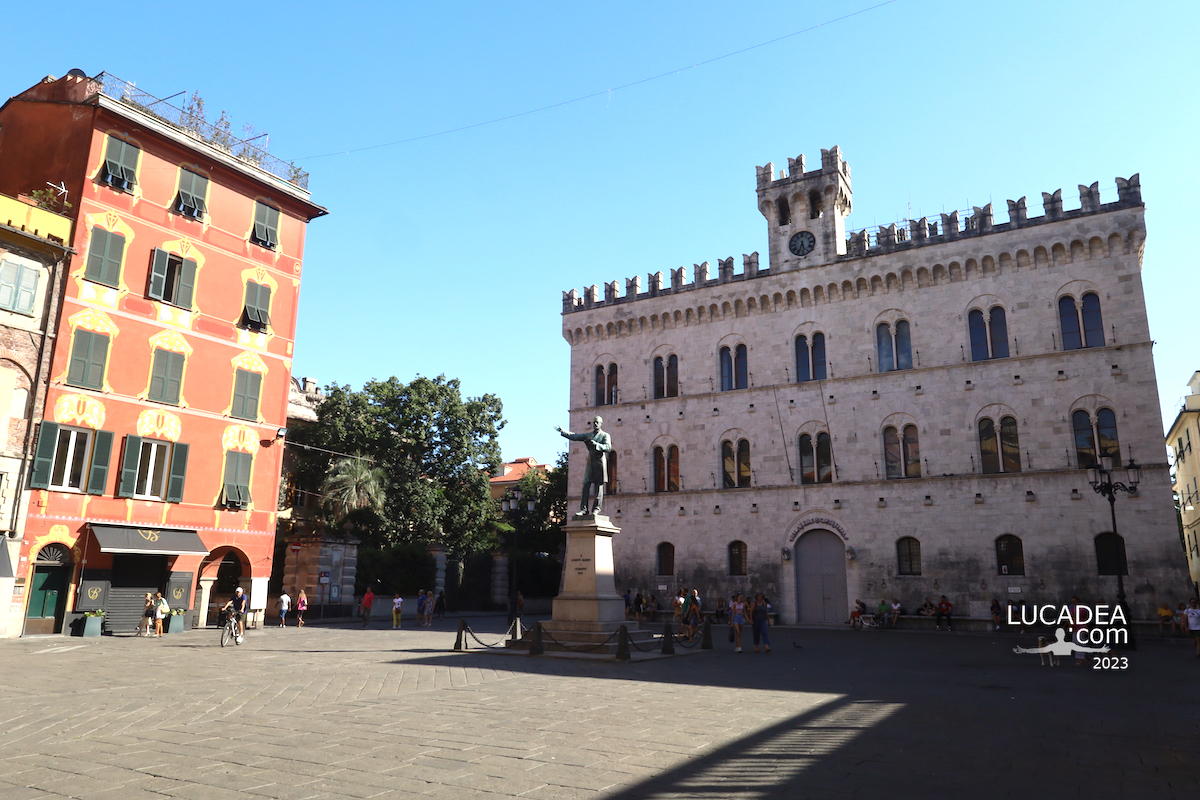 La bella piazza Mazzini nel centro di Chiavari