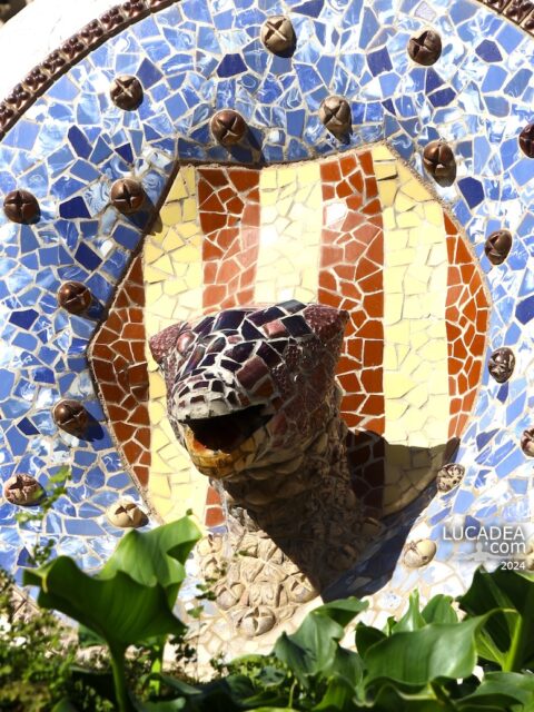 Statue di animali colorati al Parco Guell di Barcellona