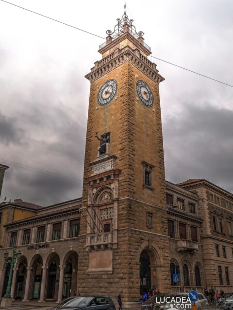 La torre dei Caduti in piazza Vittorio Veneto a Bergamo