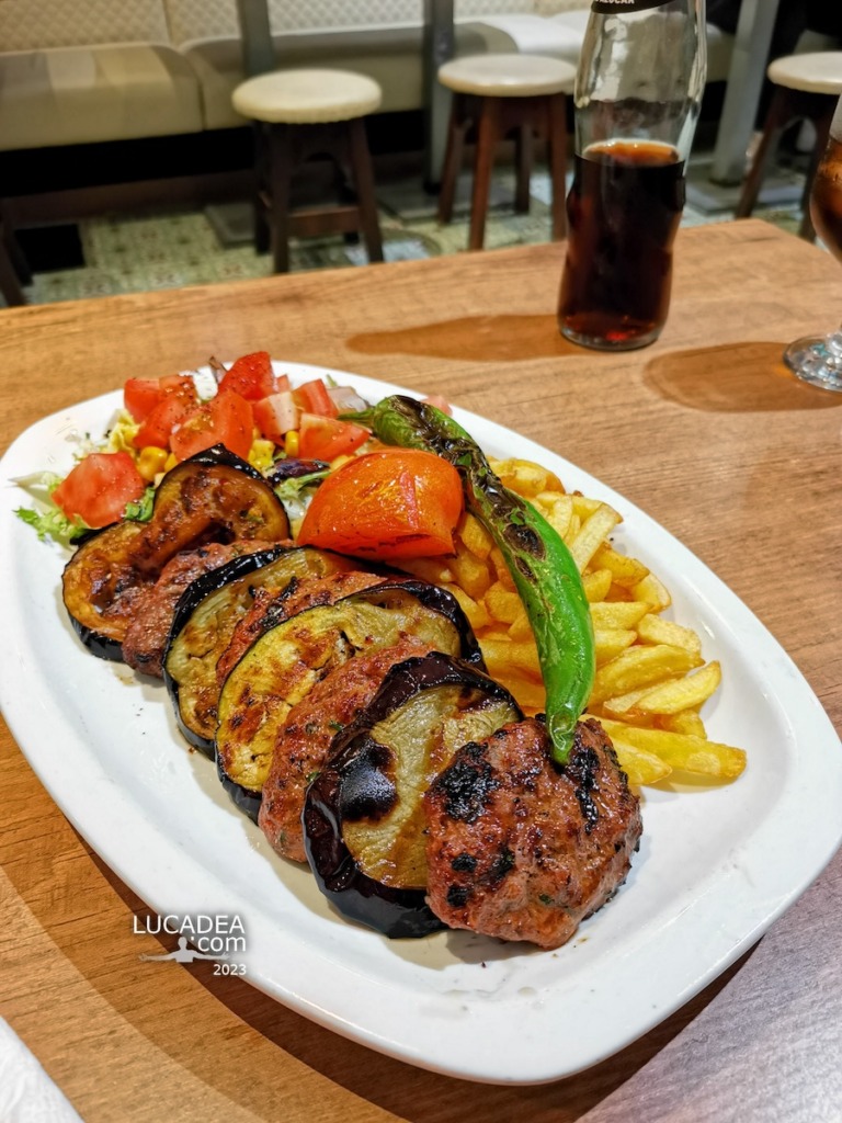 Un piatto di patlican kebab turco a Barcellona