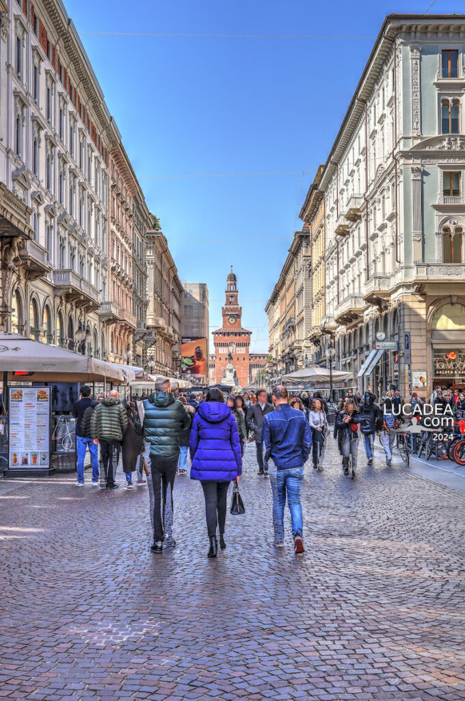 La bella e famosa via Dante a Milano