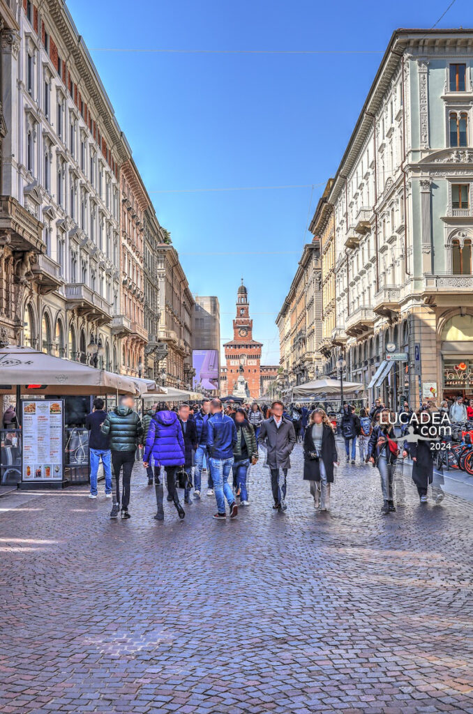 La bella e famosa via Dante a Milano