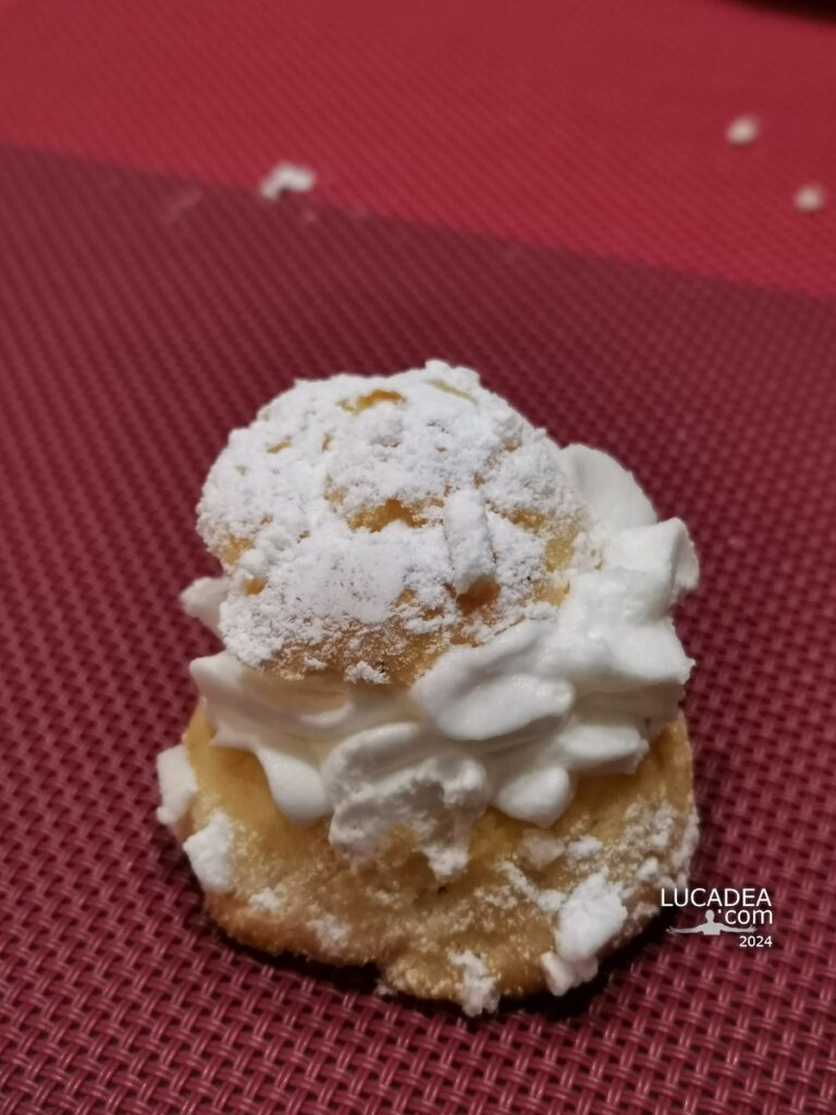 Mini Cavolino con panna, il dolce tipico ligure