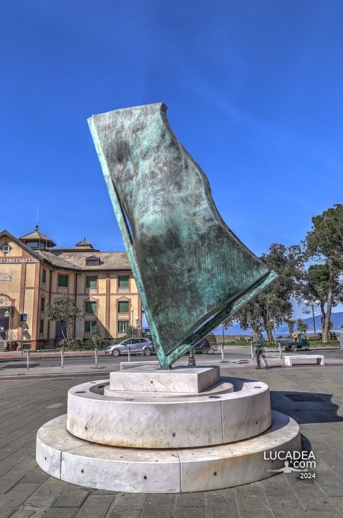 Il monumento a forma di vela di Giò Pomodoro a Sestri Levante