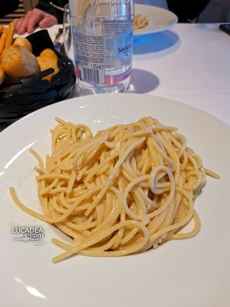 Spaghetti cacio e pepe gustati in nave