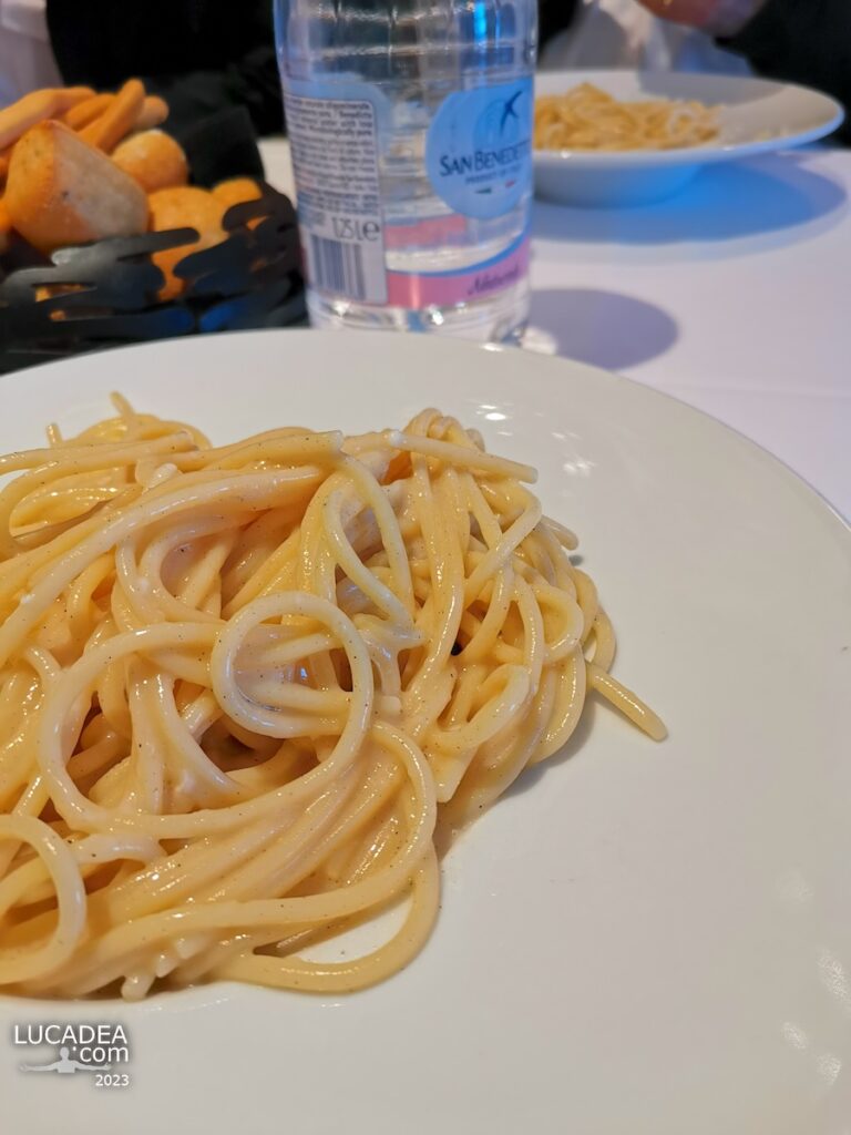 Spaghetti cacio e pepe gustati in nave