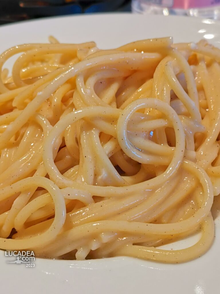 Spaghetti cacio e pepe gustati in nave