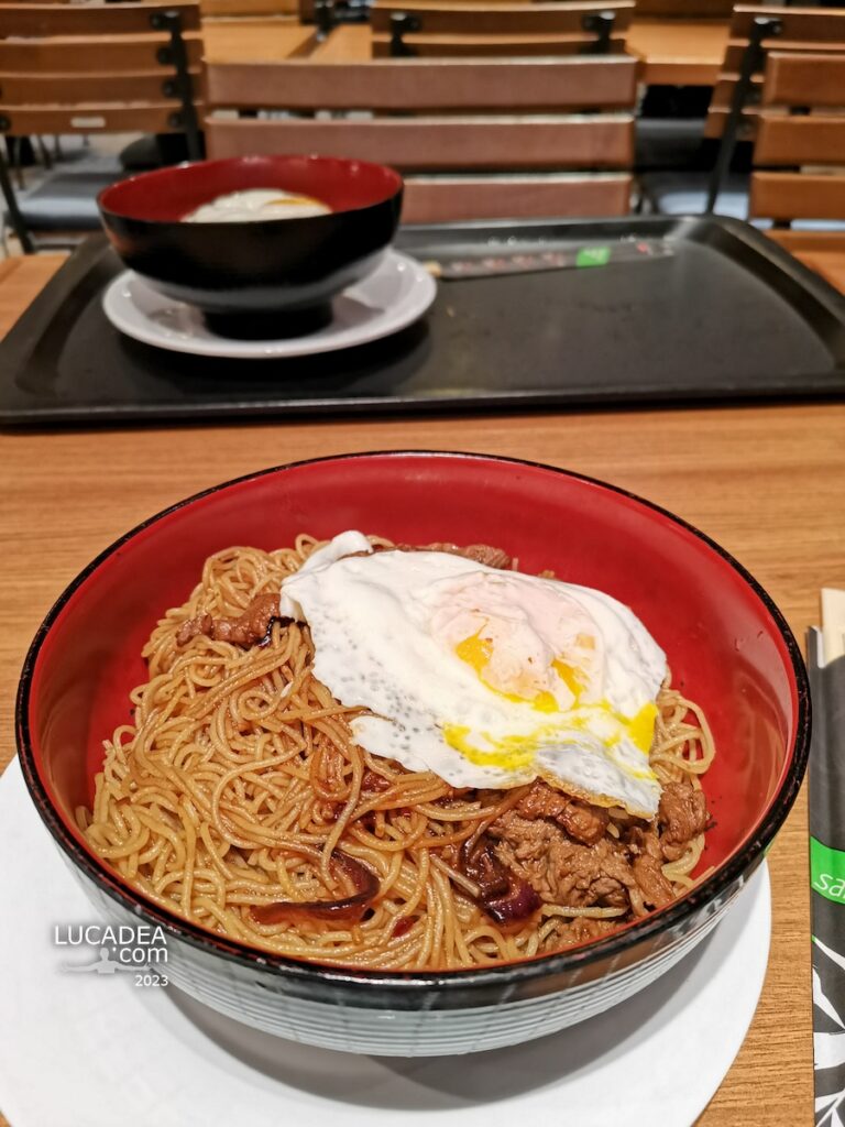 Noodles di riso saltati in padella anche a bordo