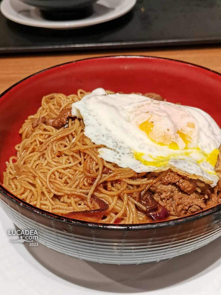 Noodles di riso saltati in padella anche a bordo