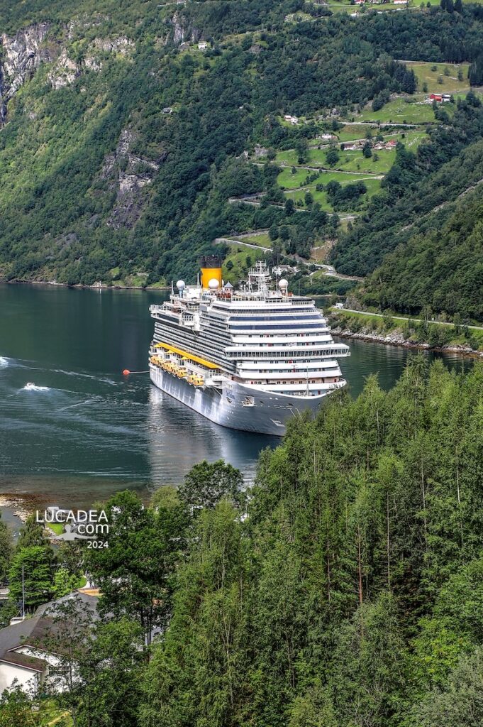 La Costa Diadema nel fiordo di Geiranger