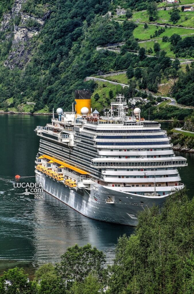 La Costa Diadema nel fiordo di Geiranger