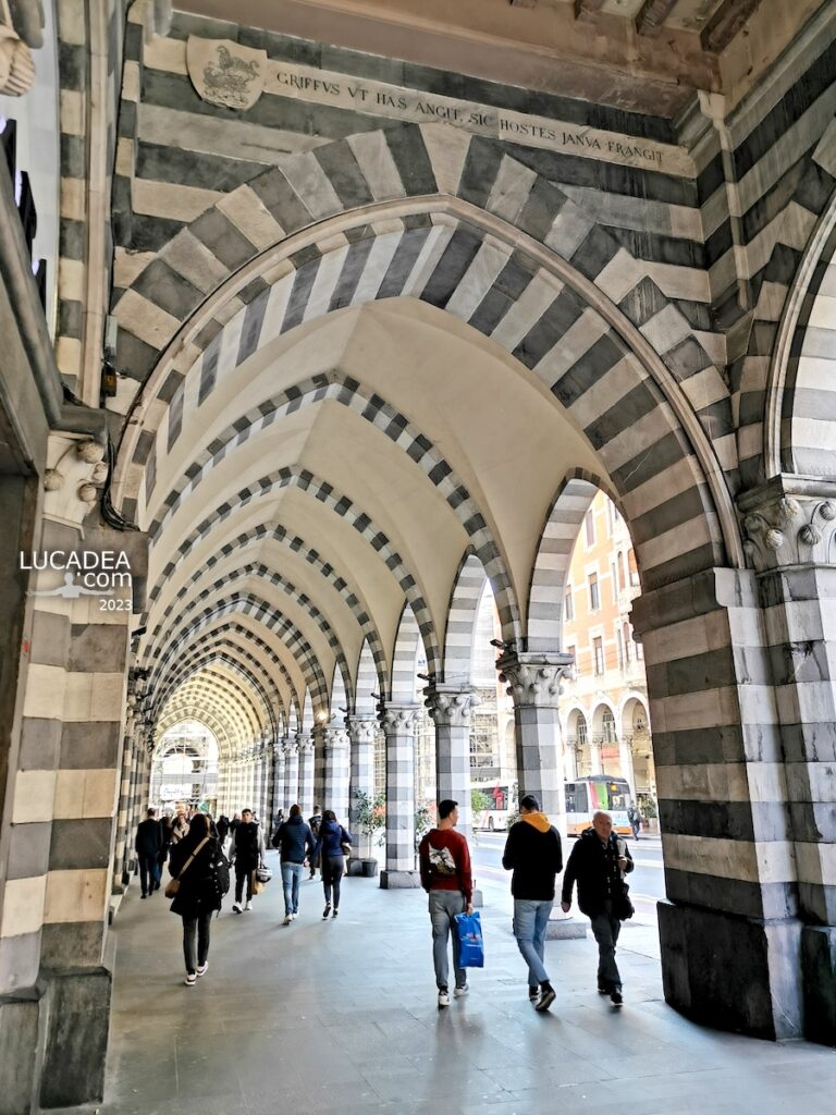 I portici ed il motto di Genova in via XX Settembre