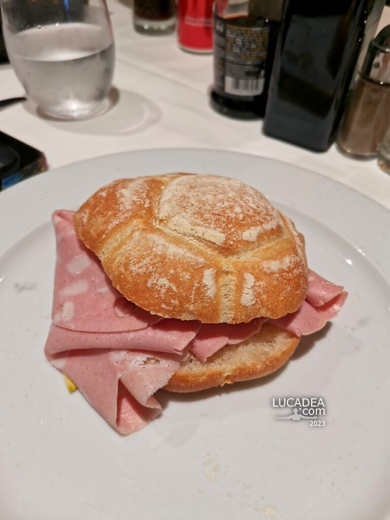 Una ottima michetta con la mortadella mangiata in nave