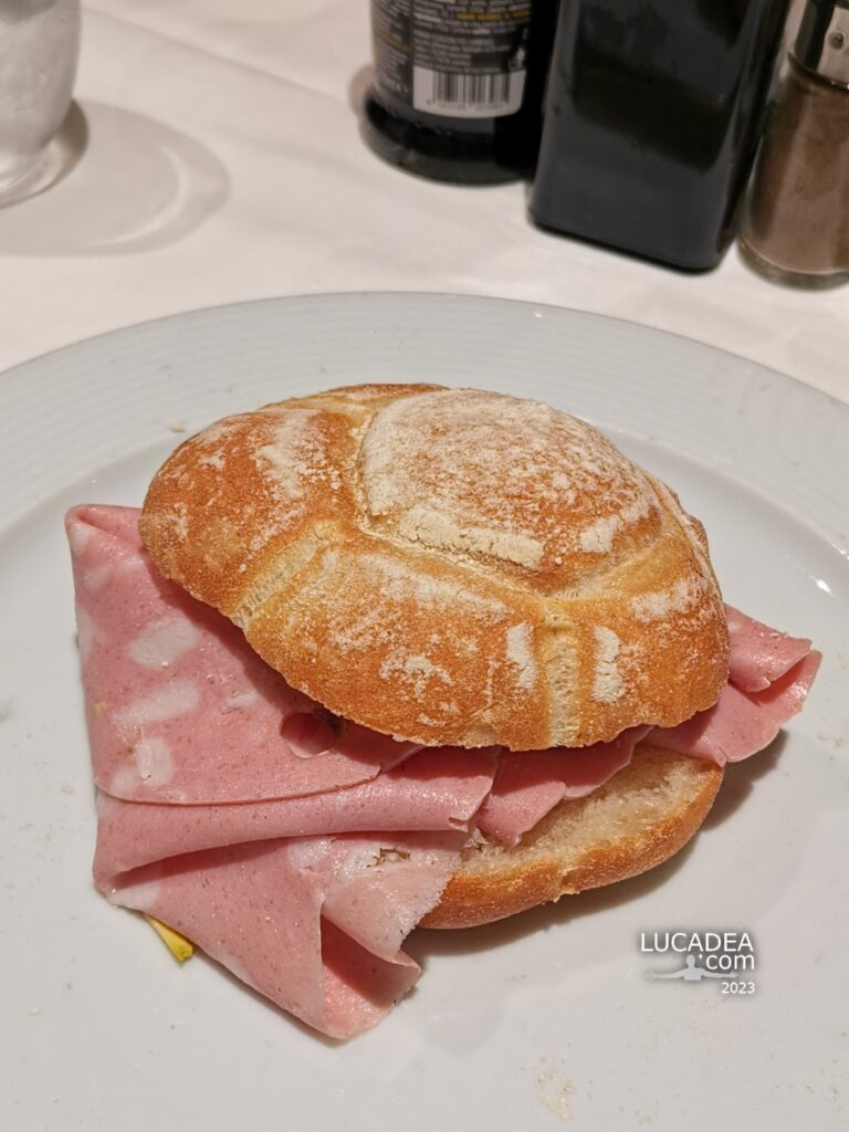 Una ottima michetta con la mortadella mangiata in nave