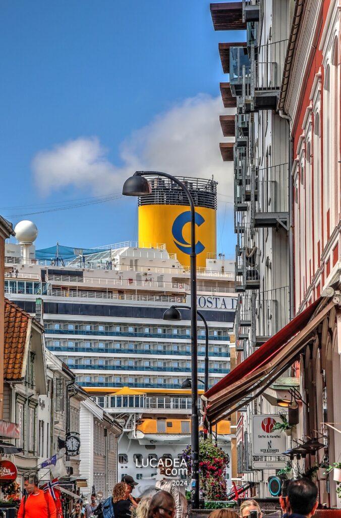 La Costa Diadema vista dalle viuzze di Stavanger