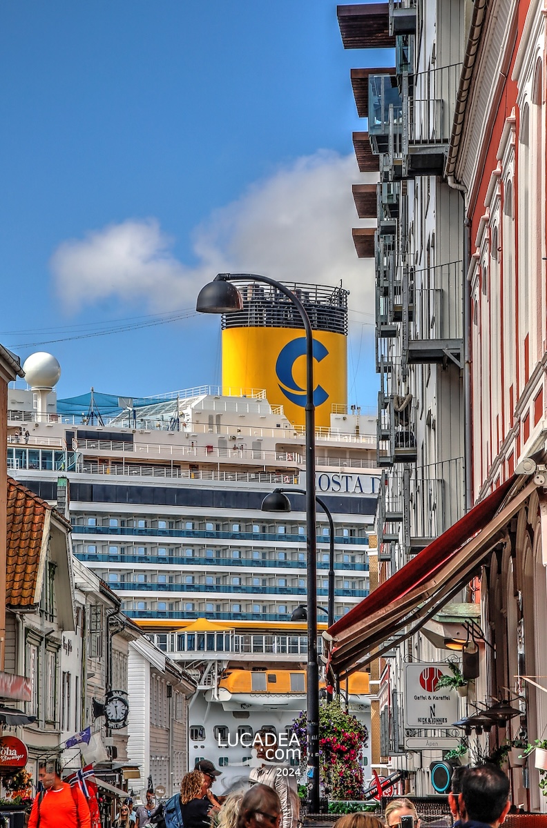 La Costa Diadema vista dalle viuzze di Stavanger