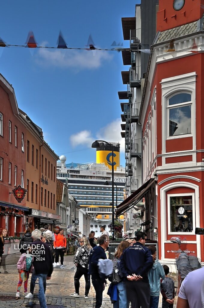 La Costa Diadema vista dalle viuzze di Stavanger