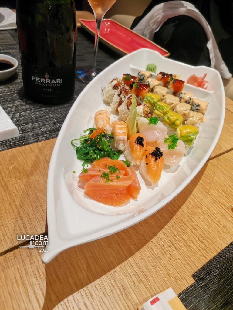 Una barchetta di sushi in nave