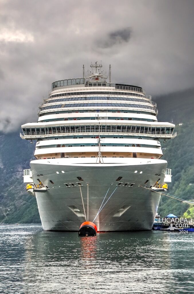 La Costa Diadema nel fiordo di Geiranger