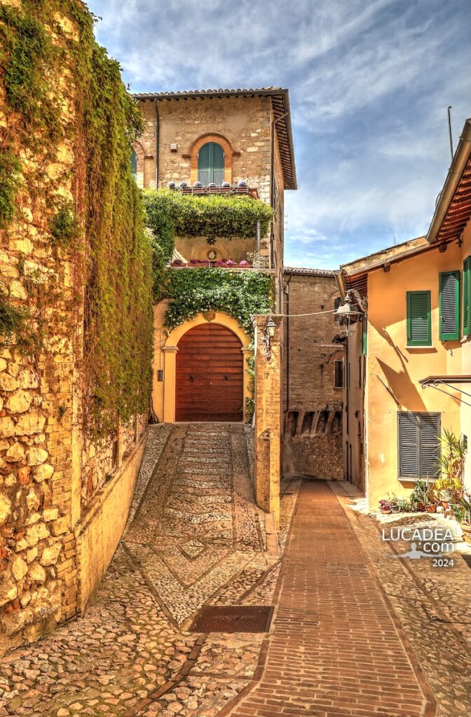 Un paio di scorci del borgo di Trevi in Umbria