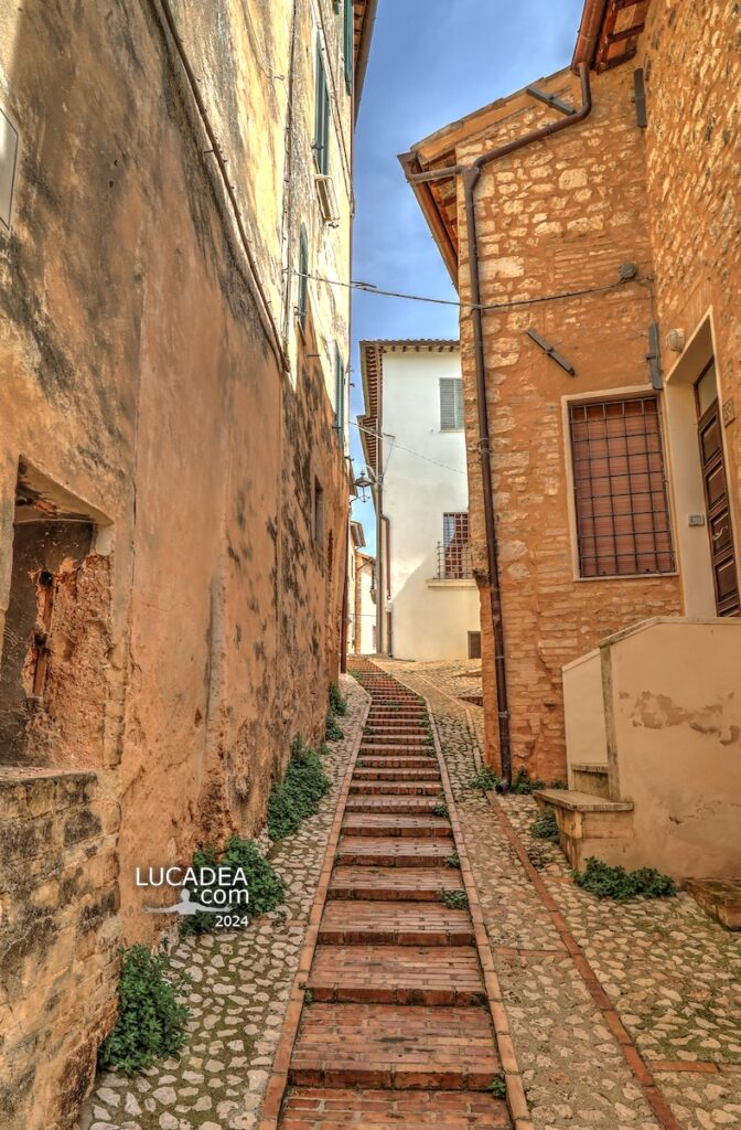 Un paio di scorci del borgo di Trevi in Umbria