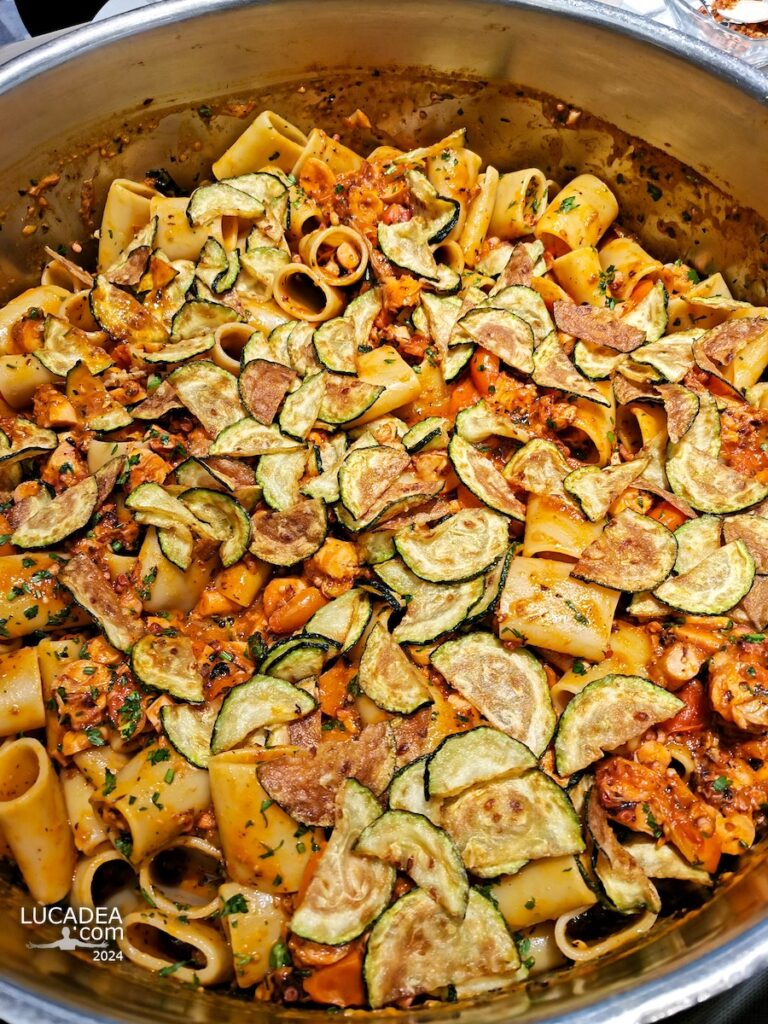 I paccheri con aragosta, pomodorini e zucchine, la ricetta